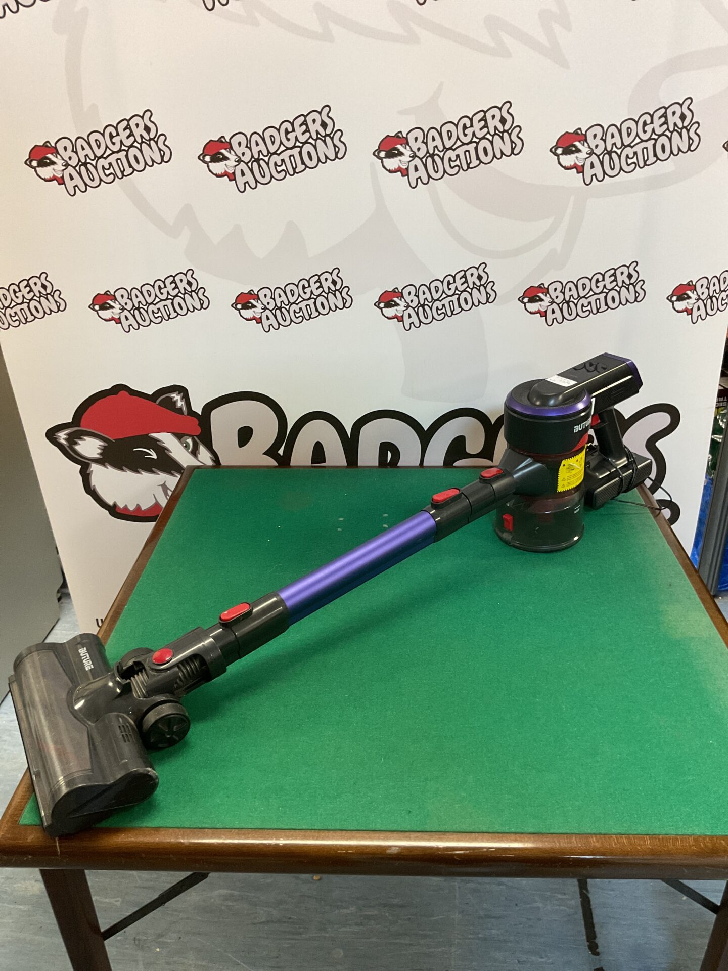 982 Buture wireless/rechargable vacuum/hoover (working)