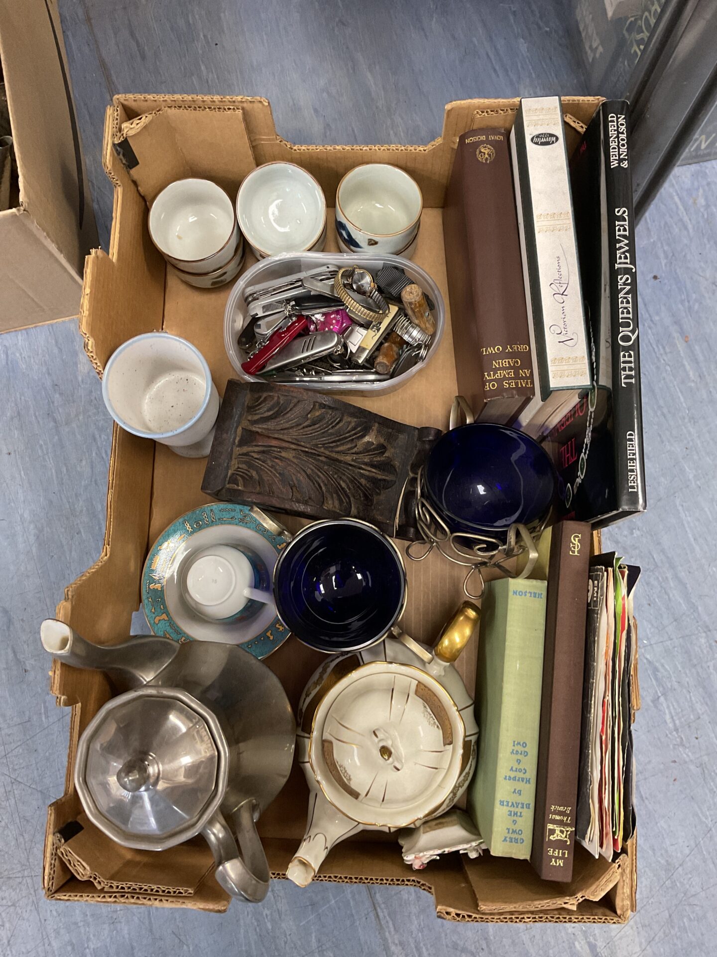 300 Tray of mixed to include quantity of pocket knives, bookc , assorted china and watches