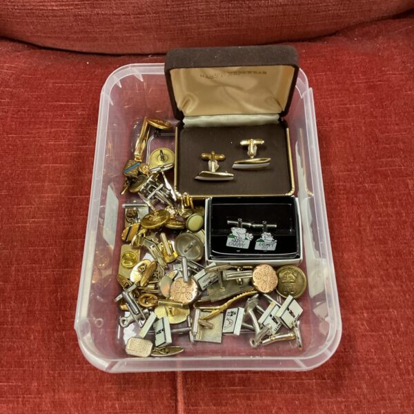 Tray of assorted vintage cufflinks and men's jewellery.