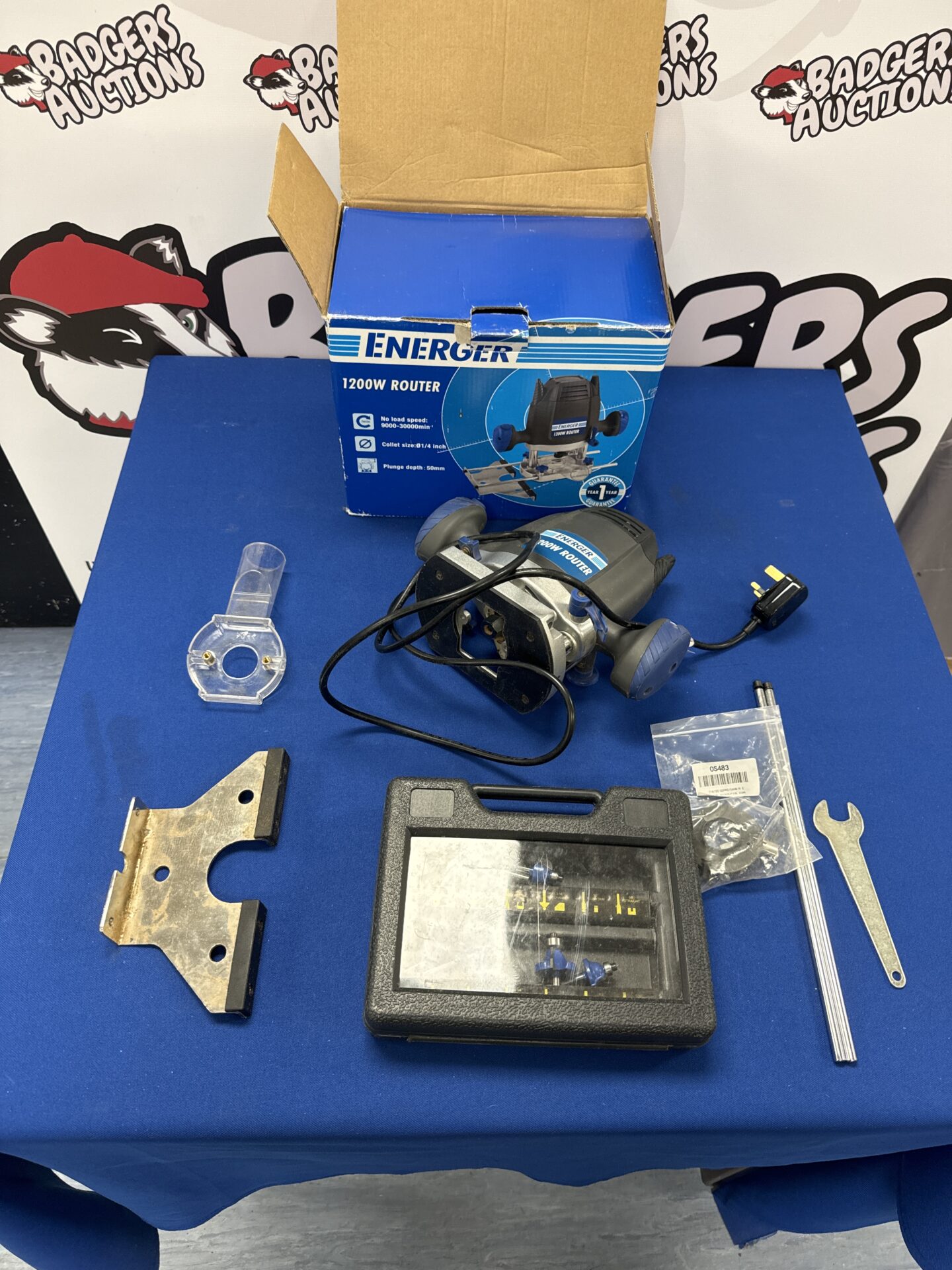 795 Energer 1200w router with accessories – working