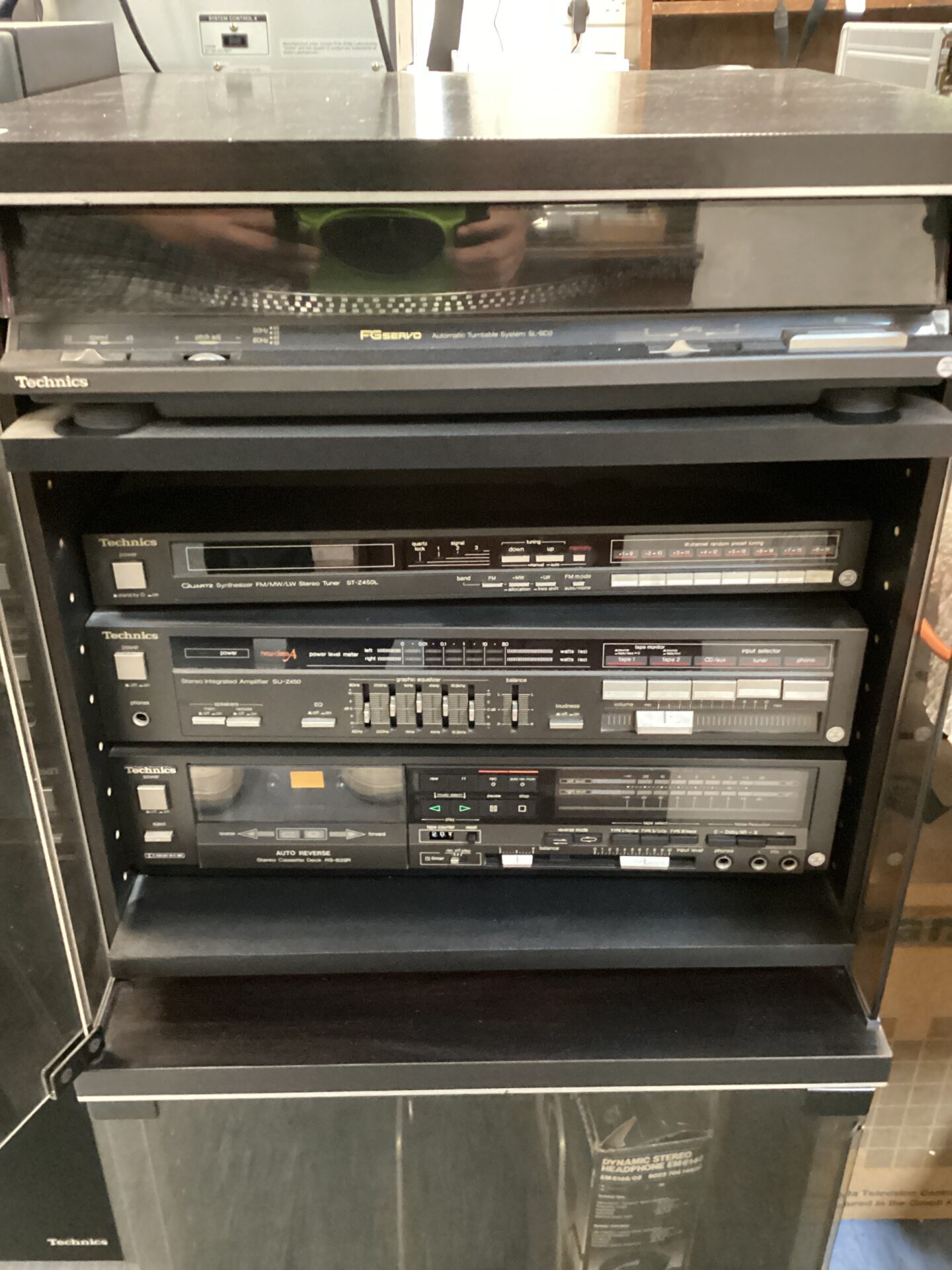 129 Technics ST-Z450L & SU-Z459L hi-fi system with FGservo record player & speakers in display cabinet