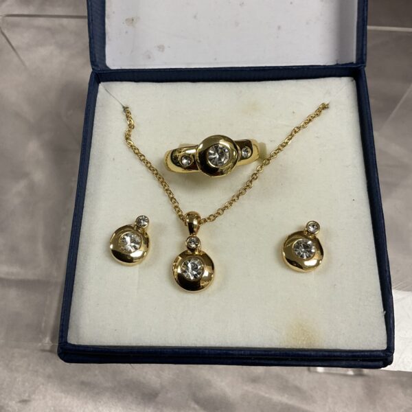 Vintage gold tone jewellery set with ring, necklace and earrings.