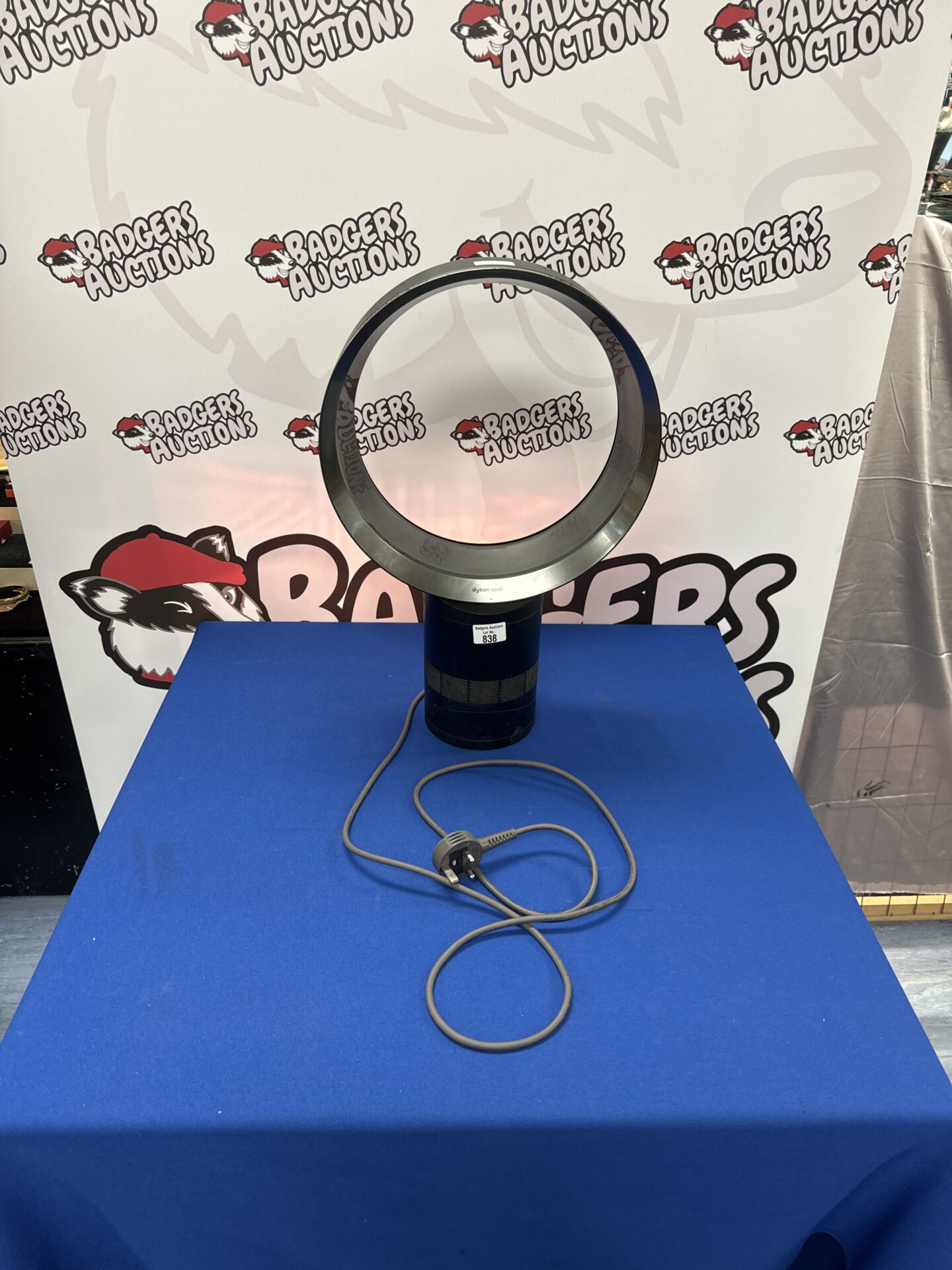 880 Dyson bladeless fan – working
