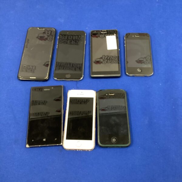 Overview of a lot of used mobile phones from various brands.