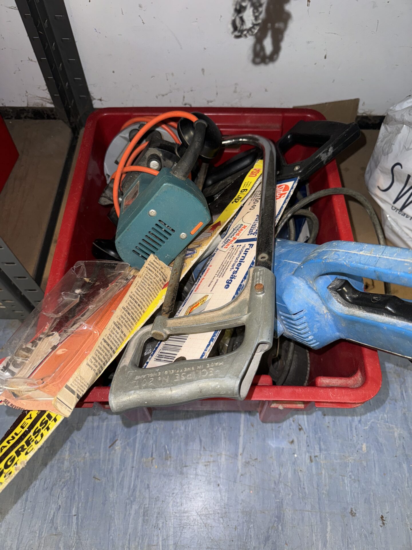 846 Box of shed clearance items