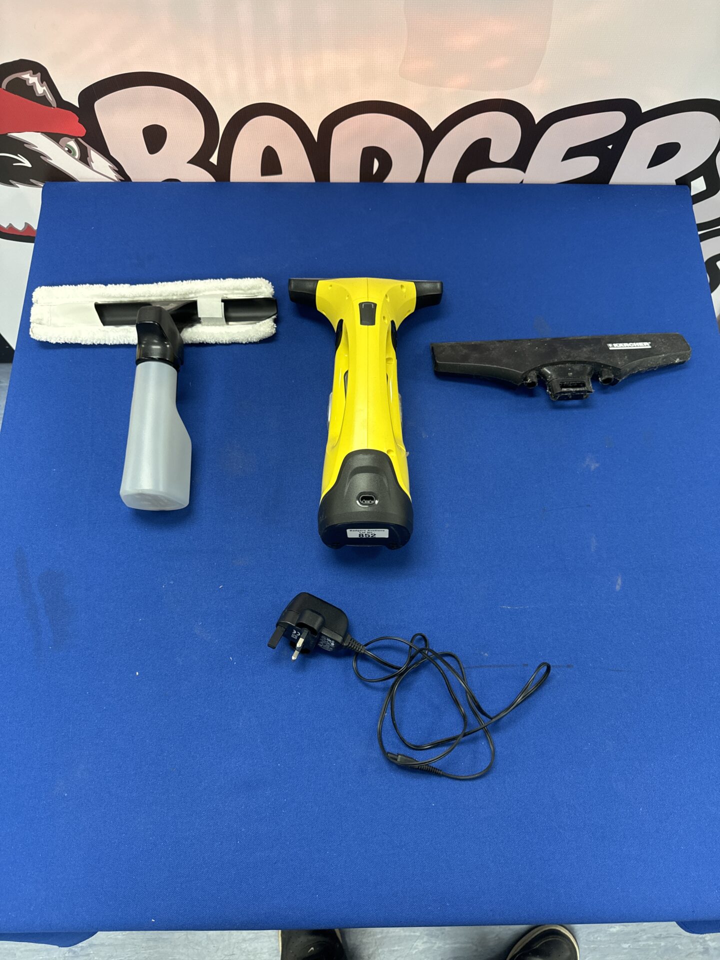852 Karcher window vac with accessories & charger – working
