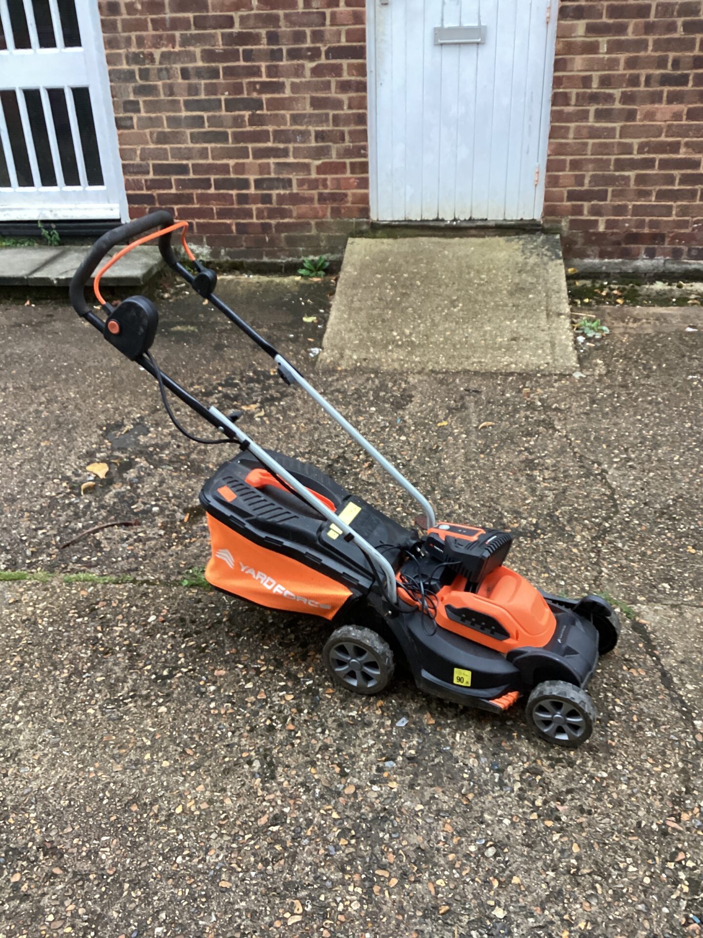 970 Yard for e battery lawn mower with charger & battery