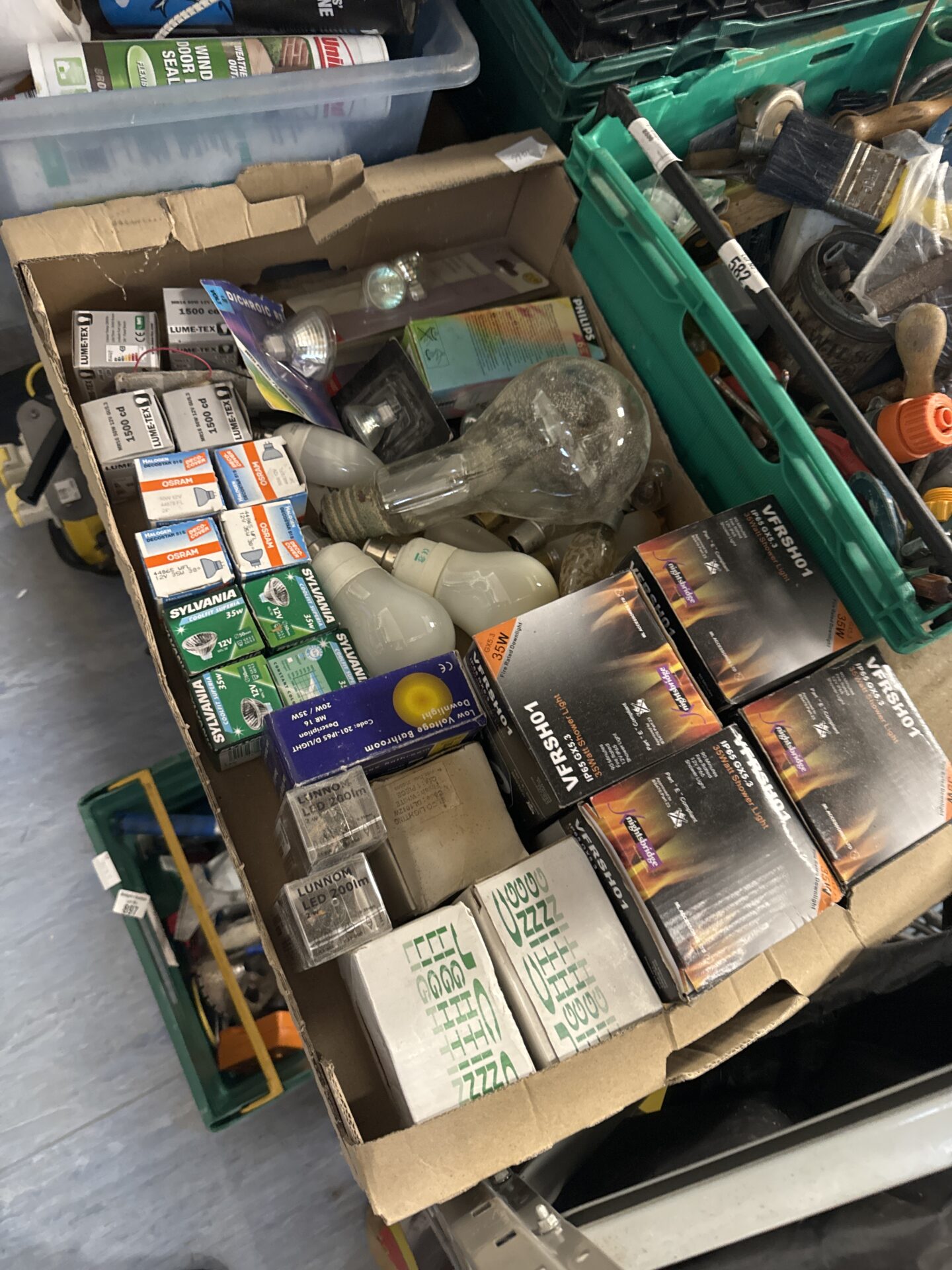 883 Tray of assorted light bulbs