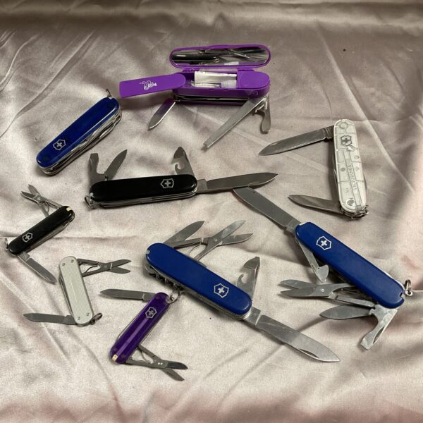 Lot of nine Victorinox Swiss Army knives in various colours.