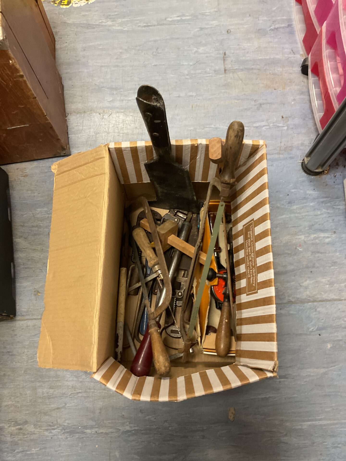 934 Box of mixed tools, with saws, wrenches, hand drills
