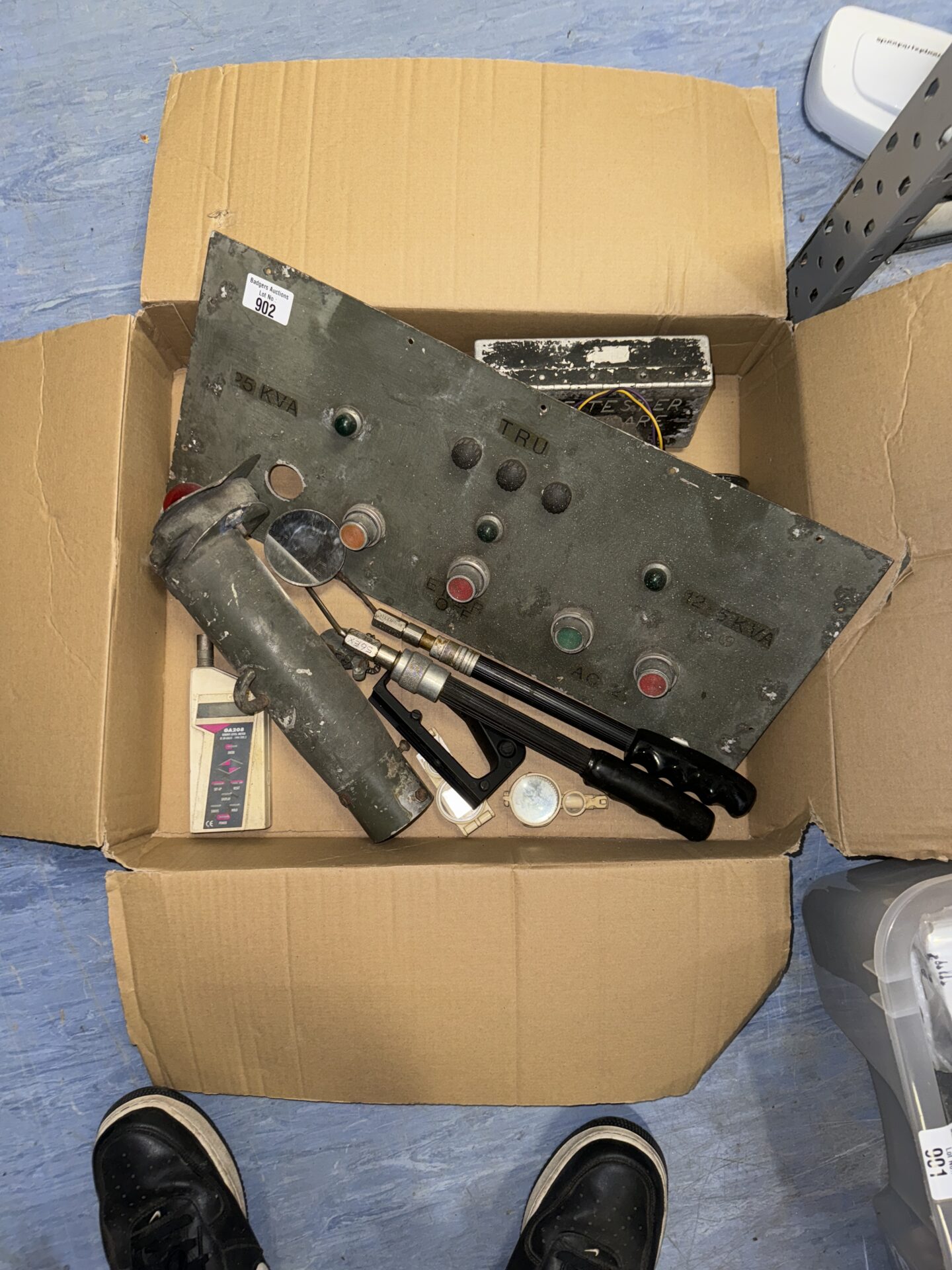 902 Box of vintage military items inc a control panel, plane beacon & others