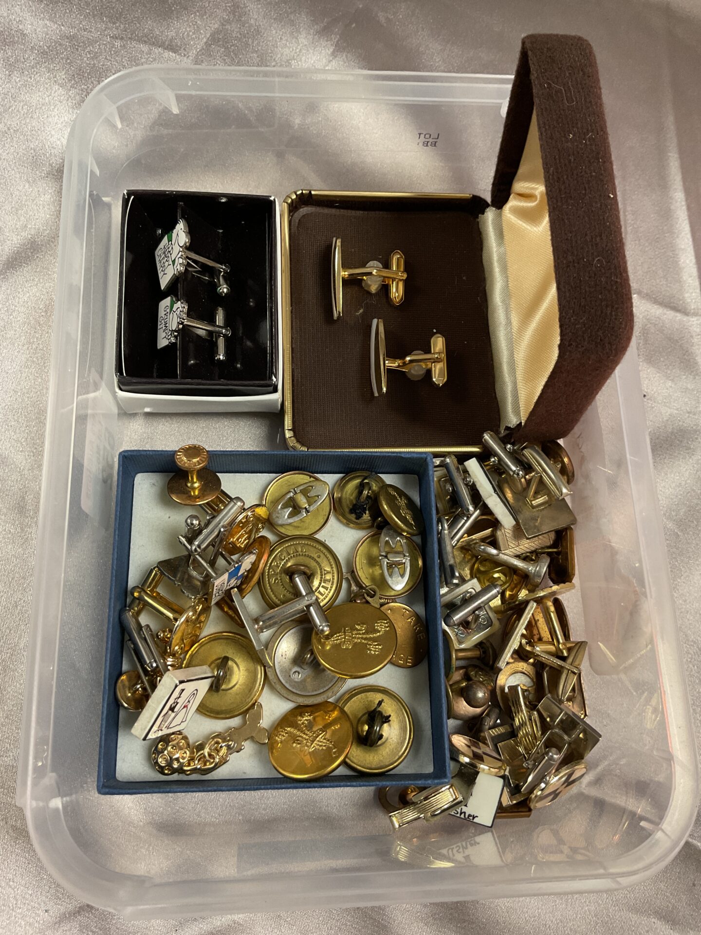 652 Tub of assorted Cufflinks
