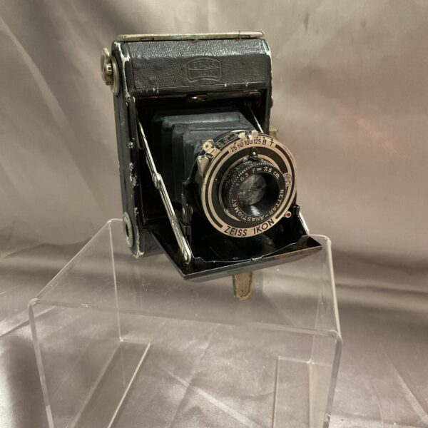 Vintage Zeiss Ikon camera with adjustable lens and folding design.