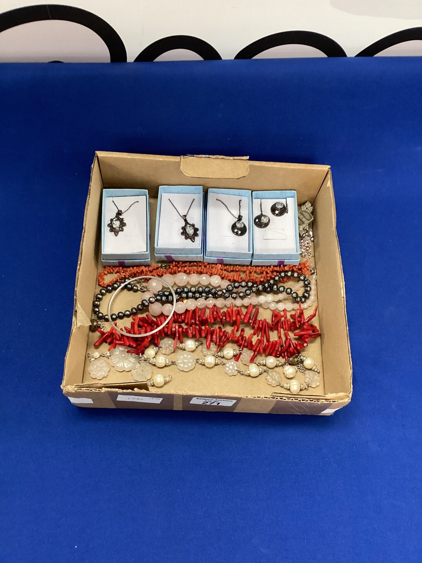 271 Tray of costume jewellery