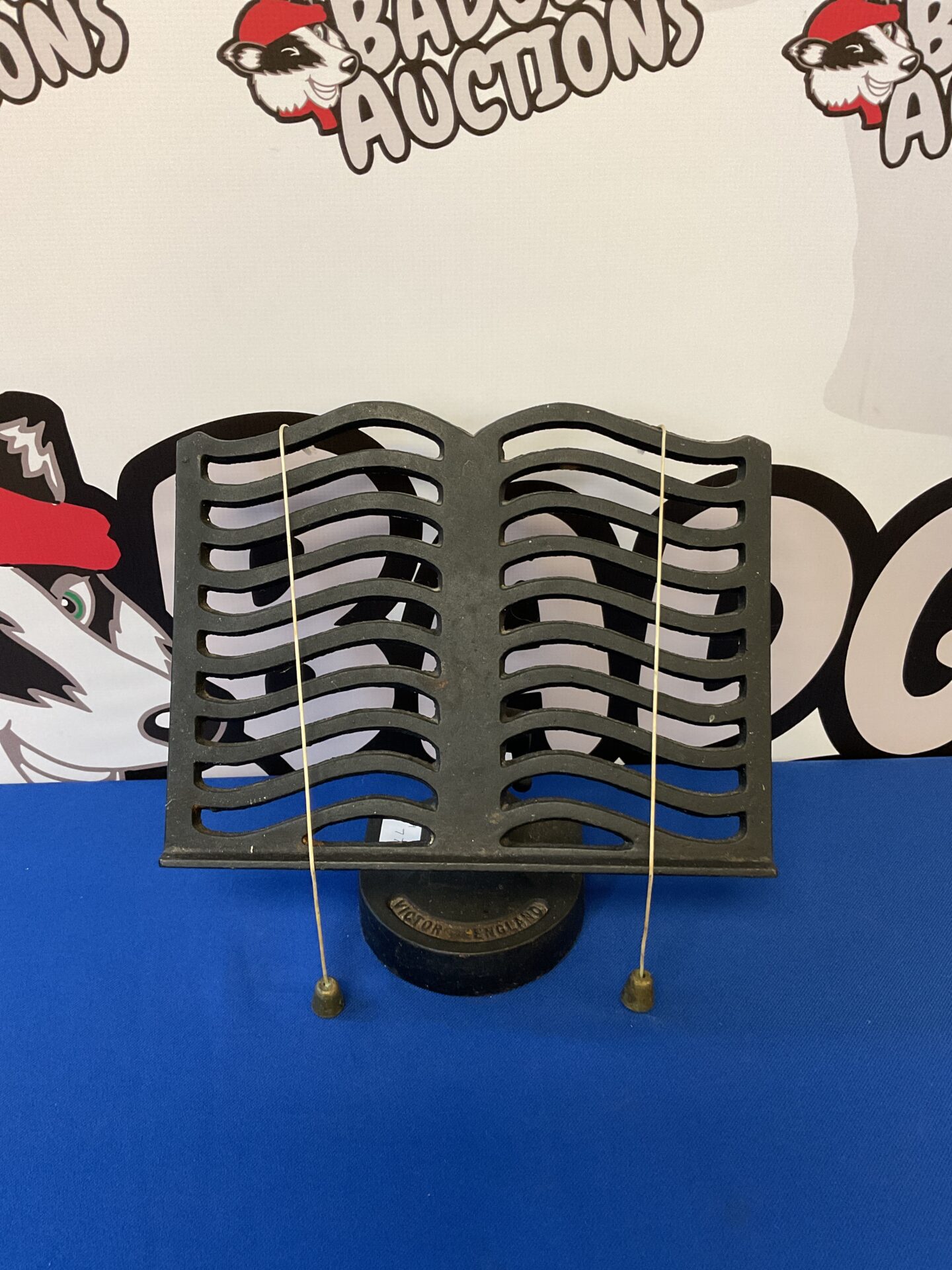 028 Victor cast iron recipe book stand