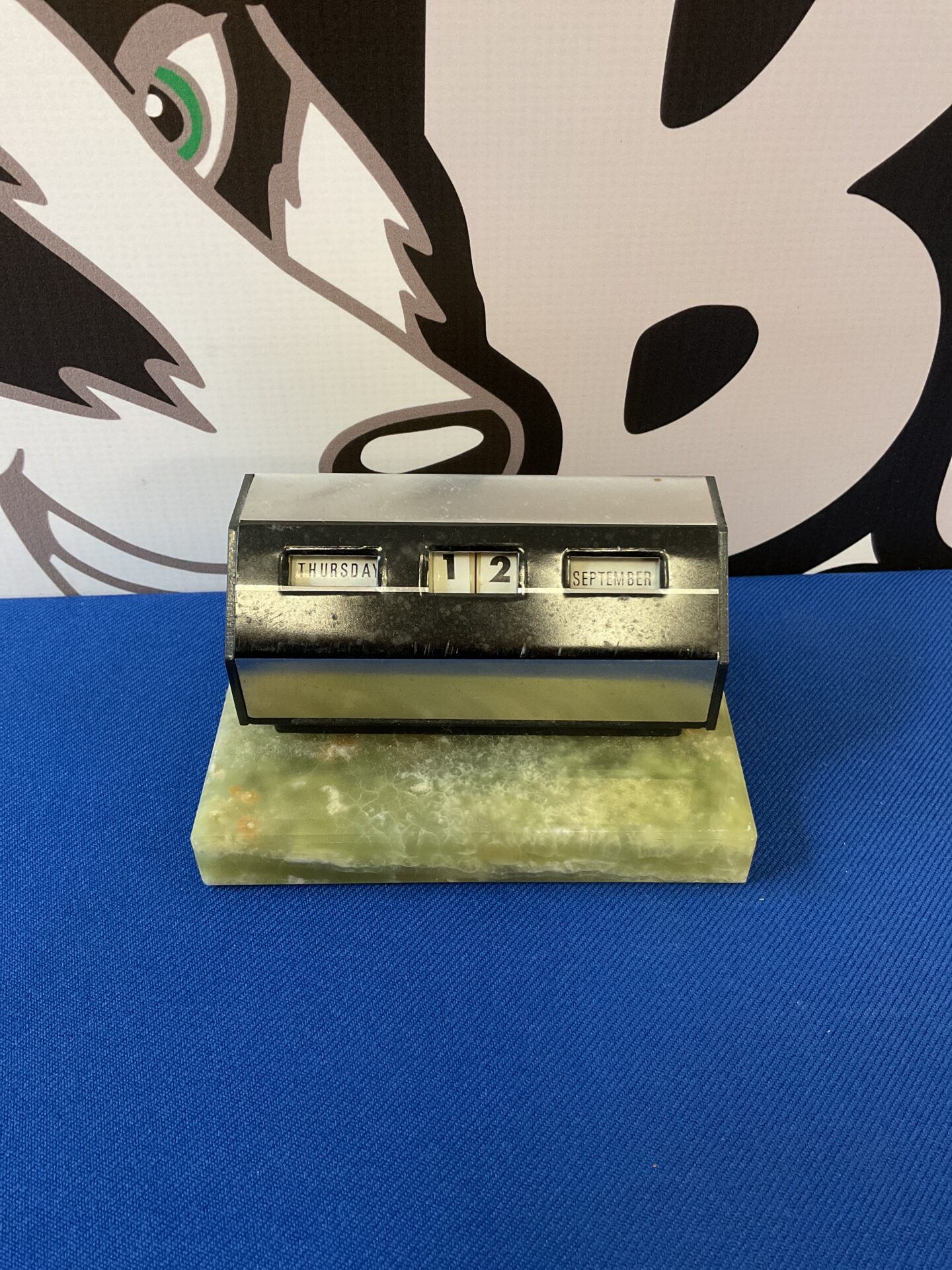038 Vintage marble based day date desktop calendar