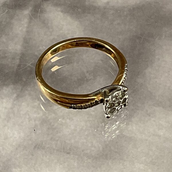 Sparkling diamond set 9ct gold ring, size N.