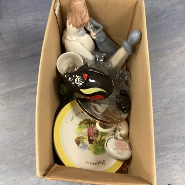 Mixed lot of vintage collectibles including a ceramic piggy bank.