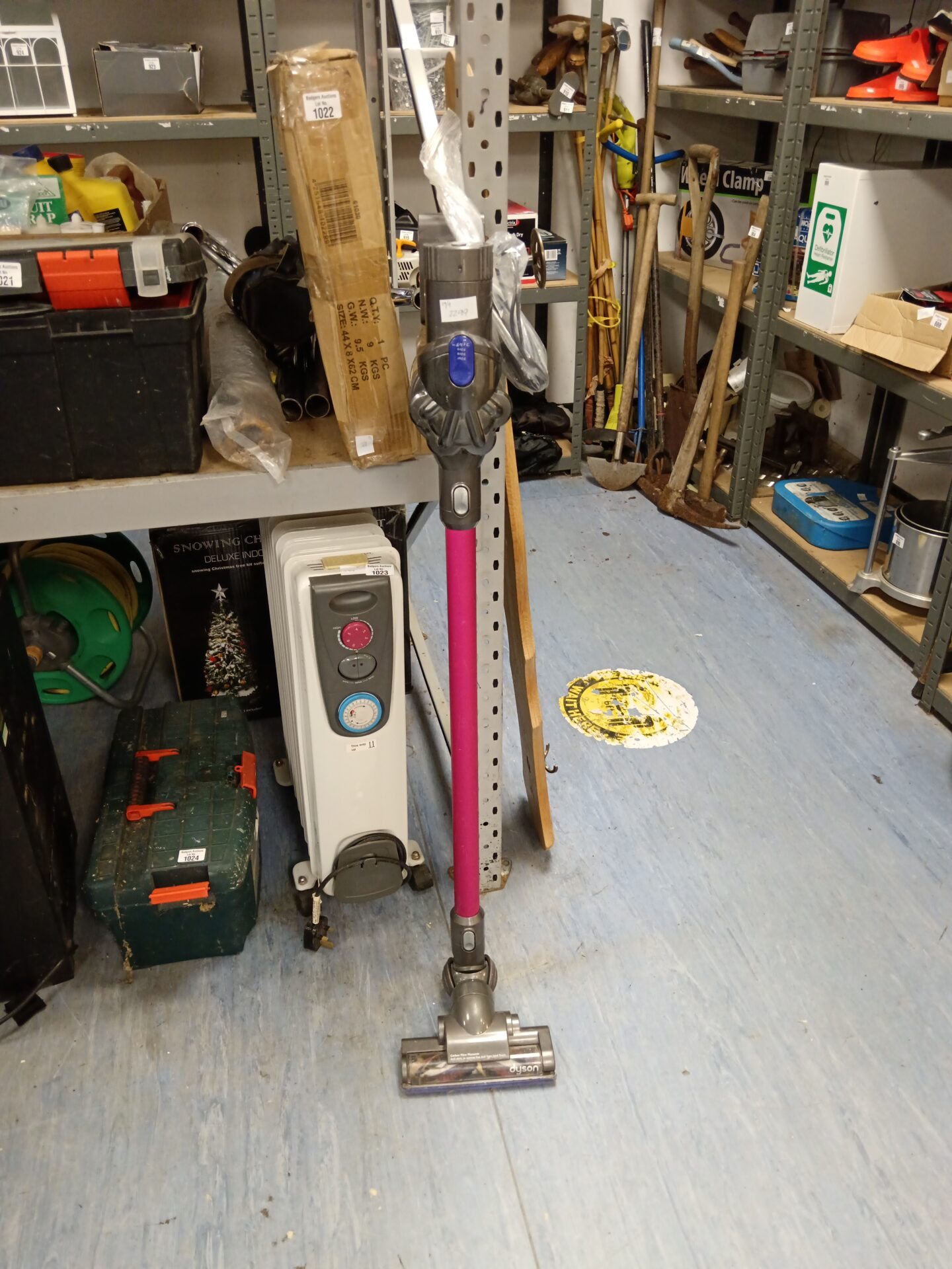 1009 Dyson cordless vacuum cleaner working with charger