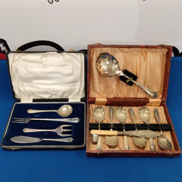 Vintage cased cutlery set with silver plated tea knives and forks.