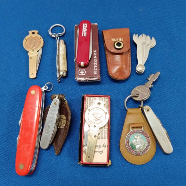 Vintage lot of folding penknives including a Victorinox example.