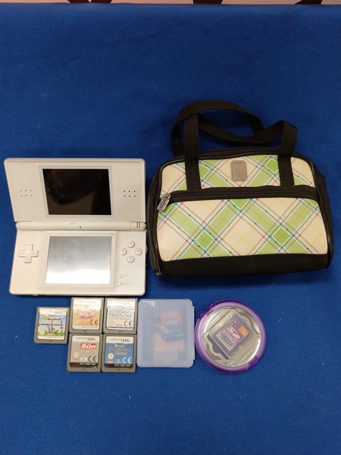 786 Nintendo ds lite console with games Inc mario