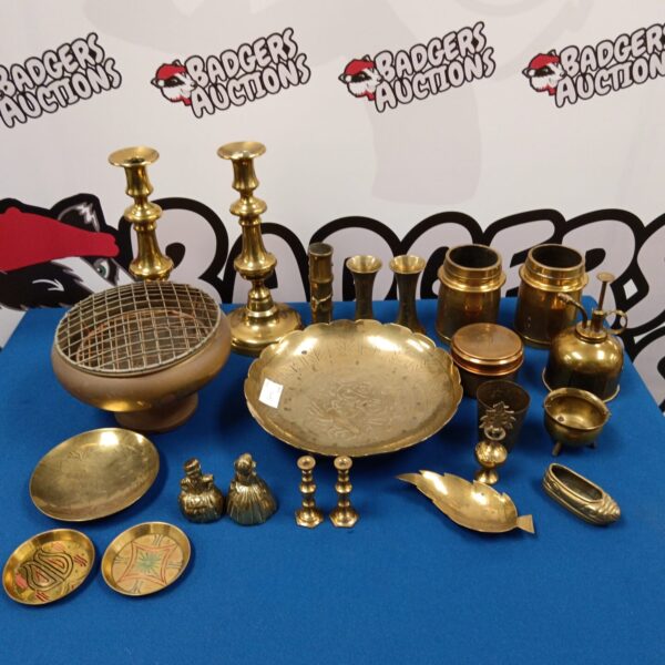 Vintage brass candlesticks and decorative ware in a mixed lot.