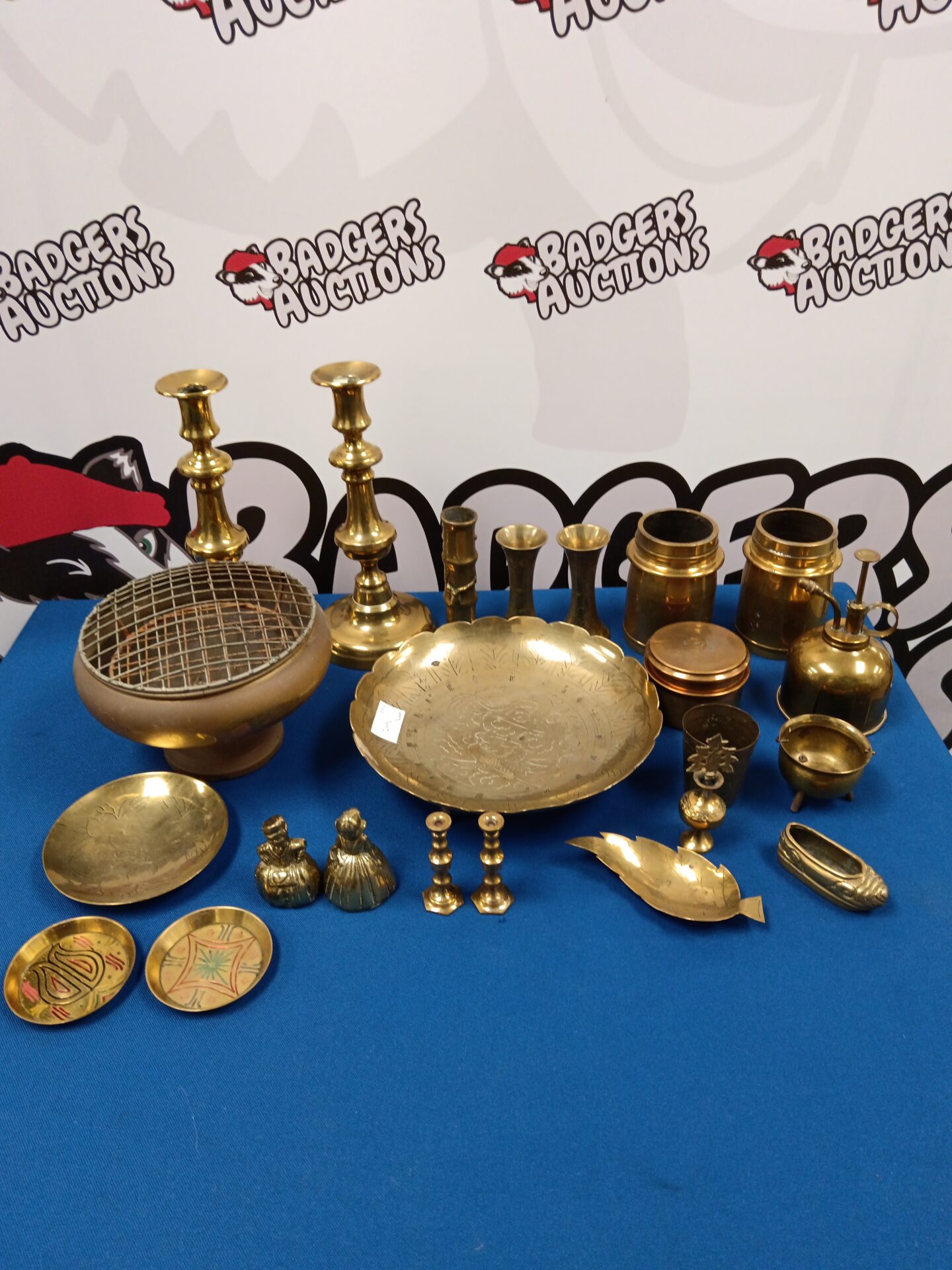 067 Box of mixed brass ware including candlesticks