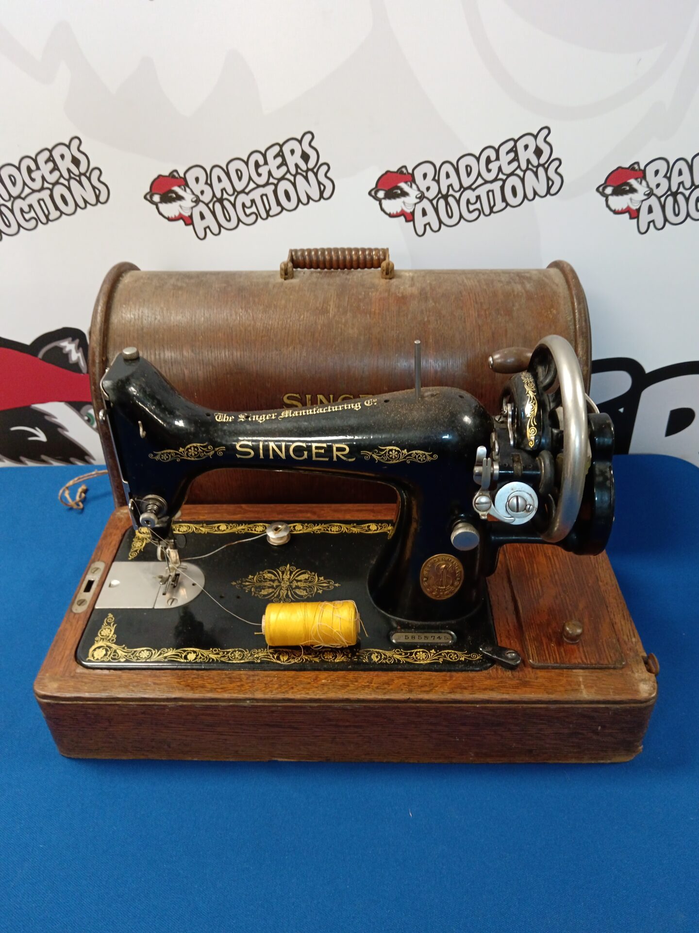 074 Singer sewing machine f5855745