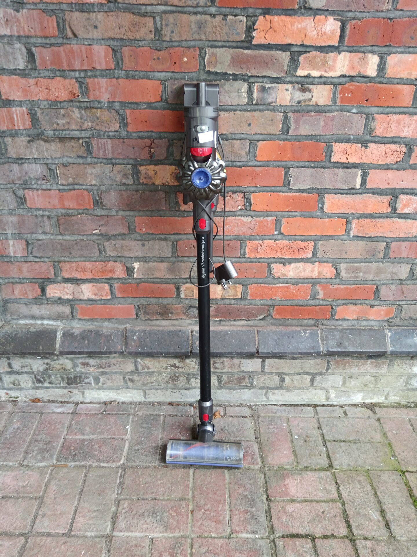 1055 Dyson v7 motorhead pro vacuum cleaner working with charger