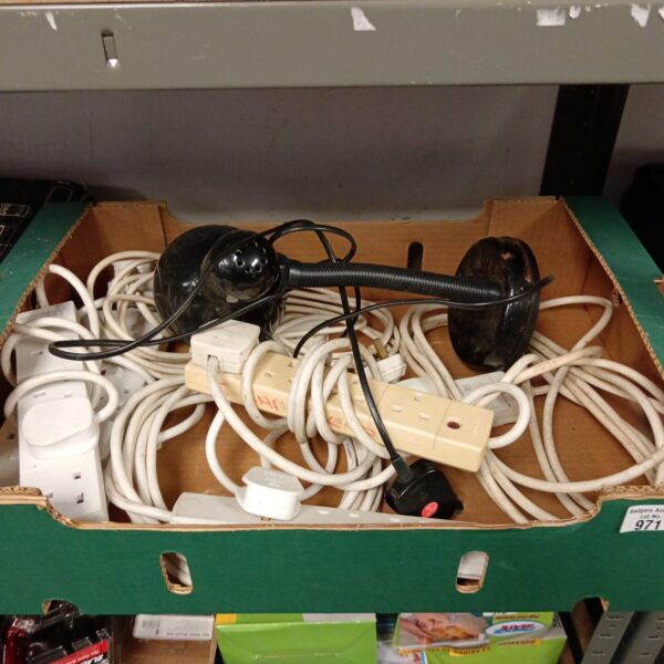 Mixed lot of extension leads and a table lamp for DIY projects.