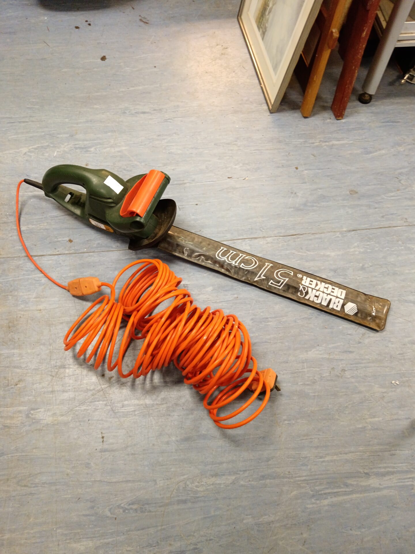 963 Black & decker 51cm electric hedge cutter working
