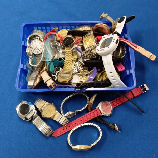 Tray of vintage and modern watches including Sekonda and Casio.