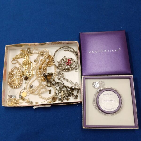 Mixed jewellery lot with pearl necklaces and brooches.