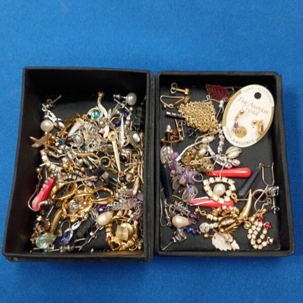 Vintage costume jewellery lot with silver earrings and brooches.