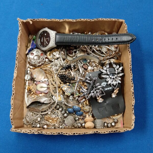Tray of mixed jewellery including silver and costume pieces.