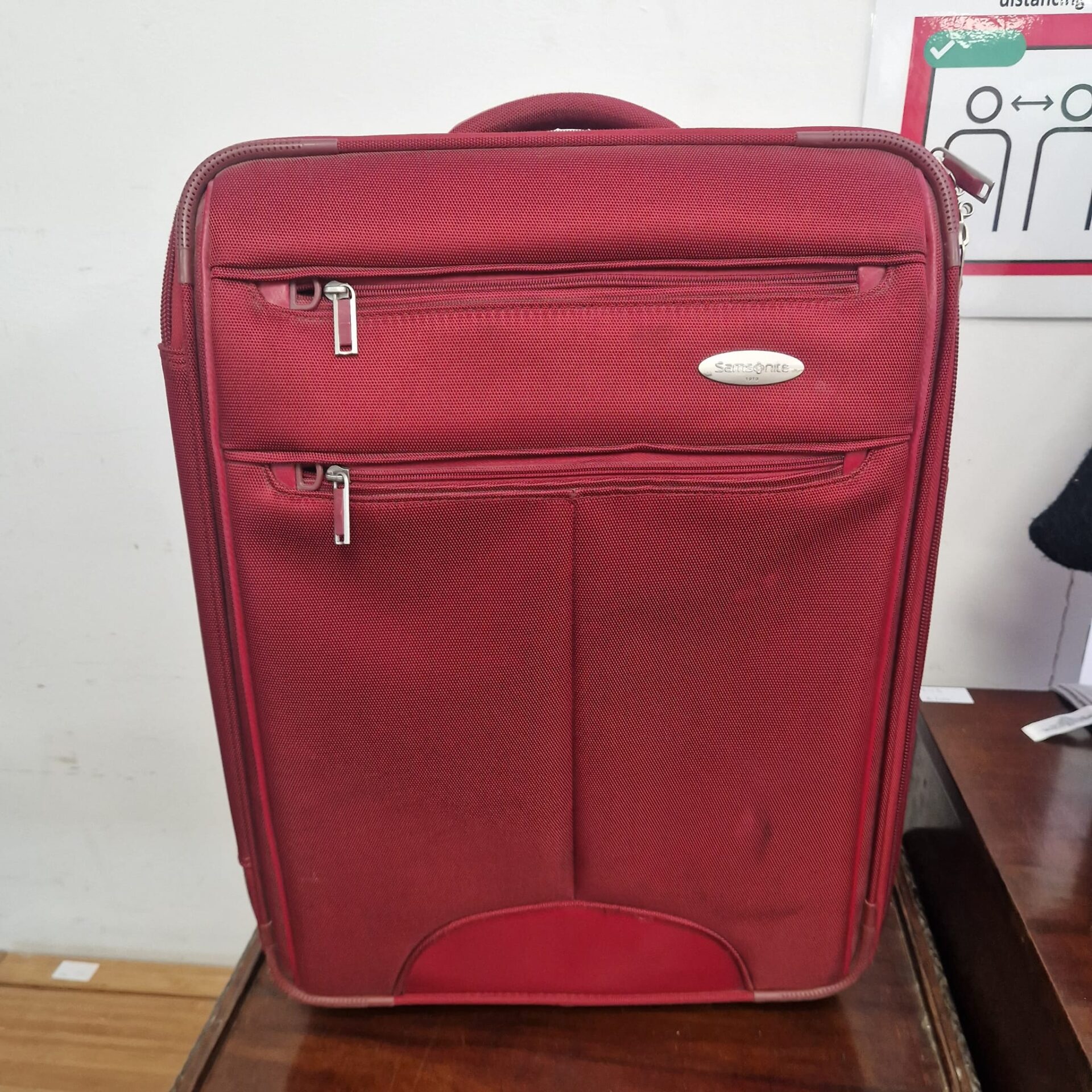 564 Samsonite wheeled suitcase