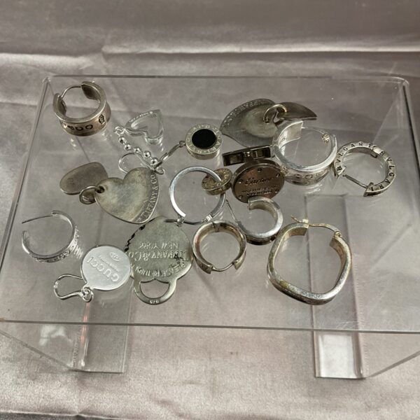 Mixed lot of silver-tone Tiffany style jewellery pieces.