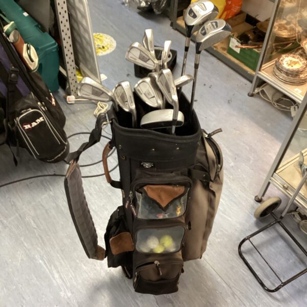 Right-handed Mizuno T Zoid golf club set in a golf bag.