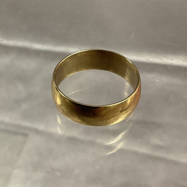 Classic 9ct gold band ring, size L.