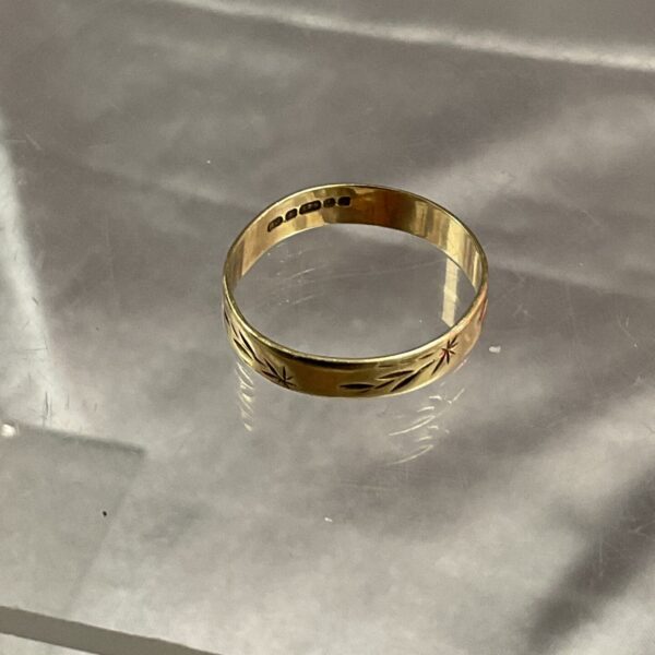 Classic 9ct gold band ring, size Q, simple gold jewellery.