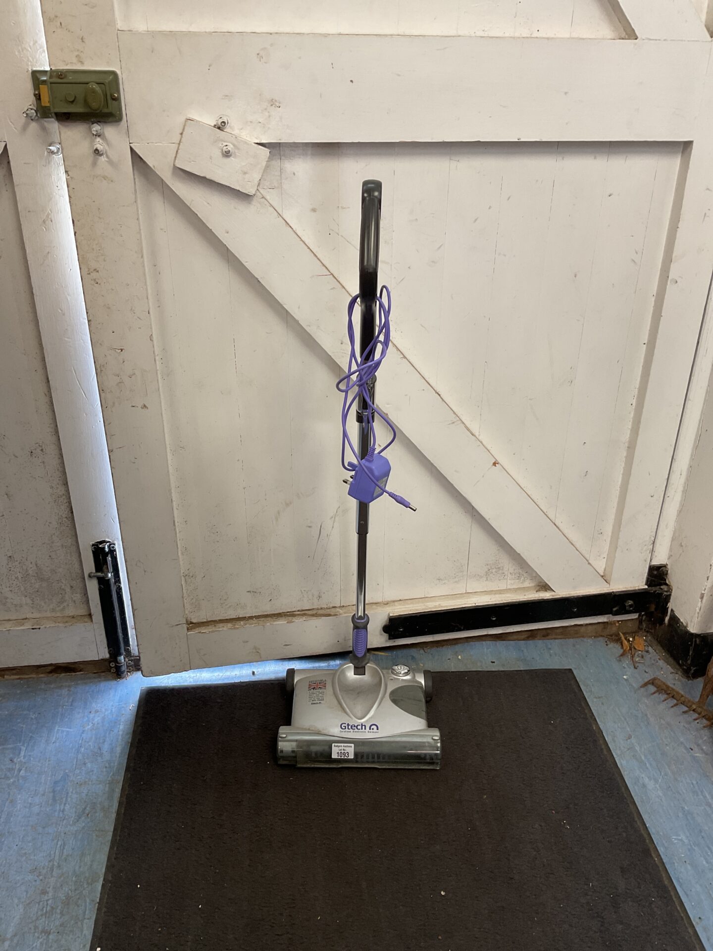 1093 Gtech cordless electric sweeper working with charger