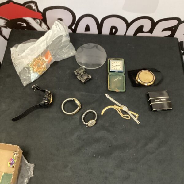 Vintage mixed lot with magnifying glass and jewellery.