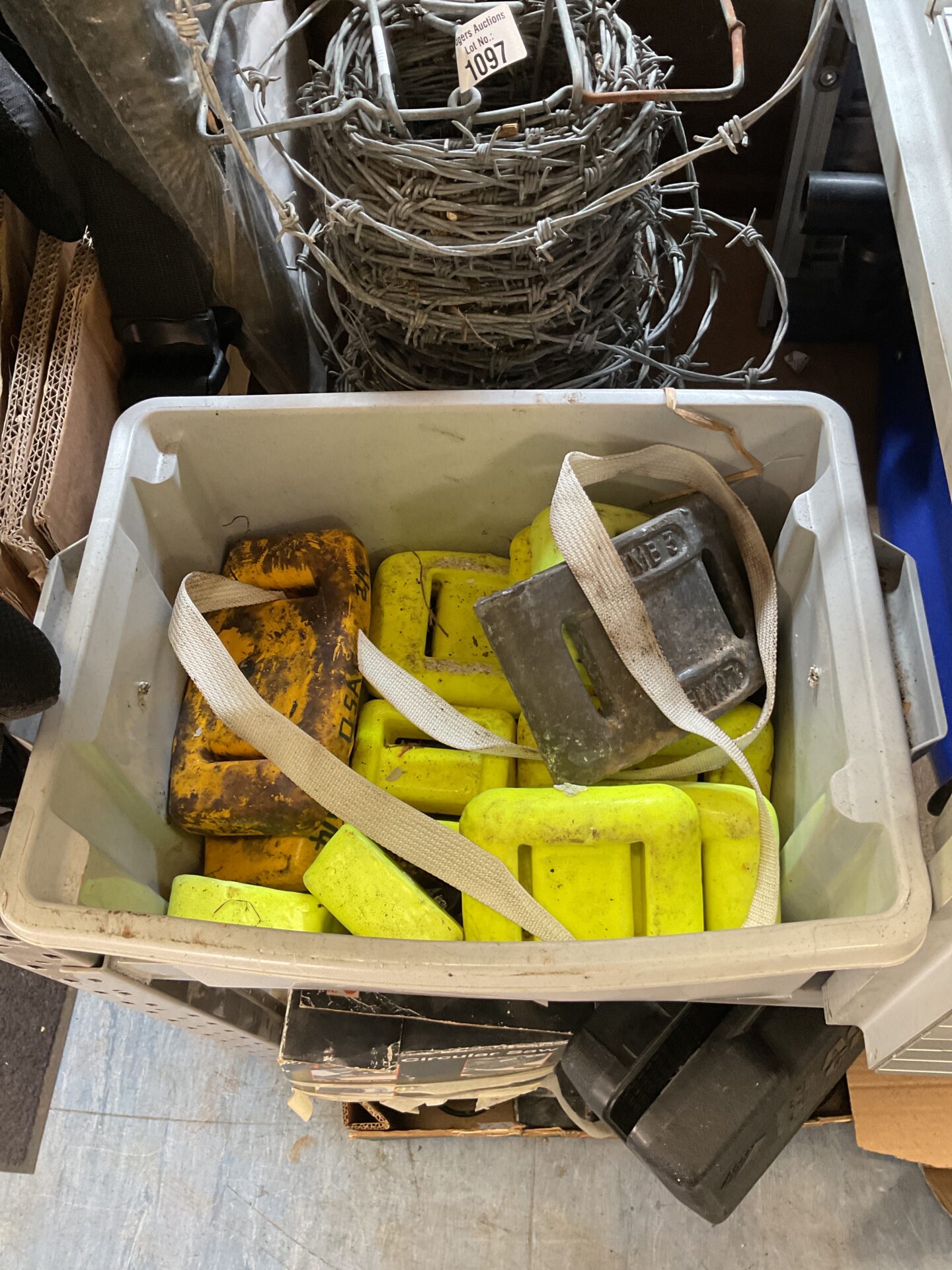 1098 Box of divers weights