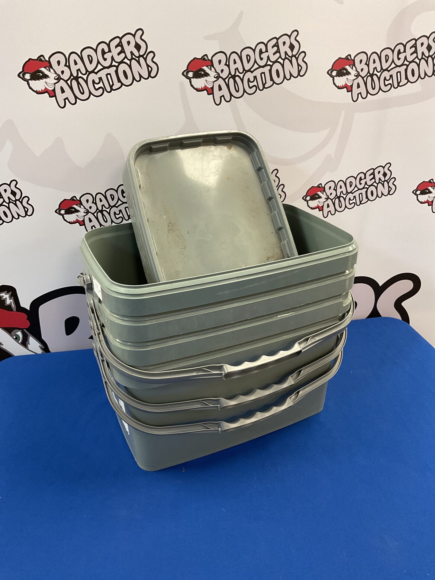 1053 Four storage tubs with luds
