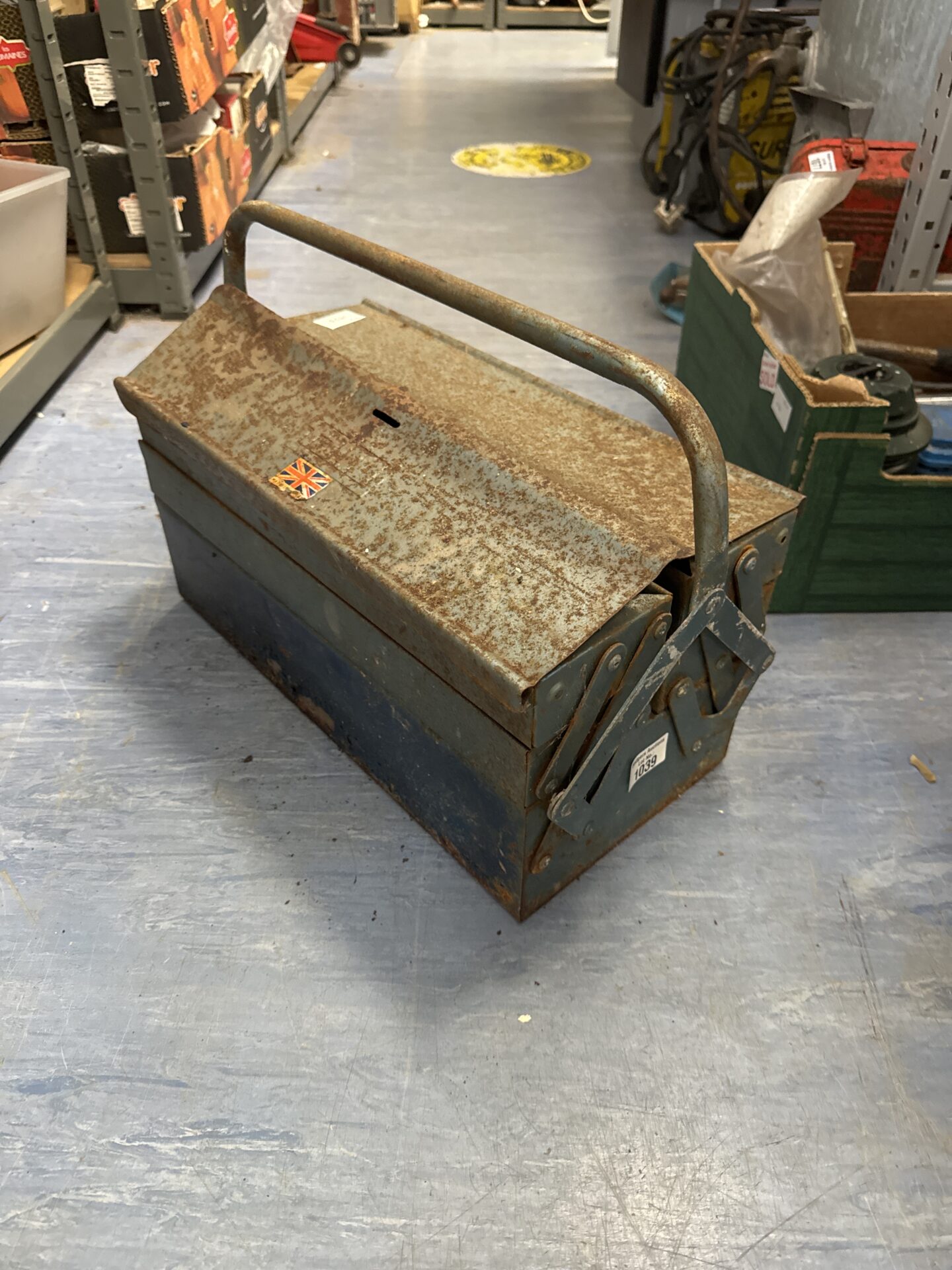 1039 Vintage metal cantilever toolbox – empty