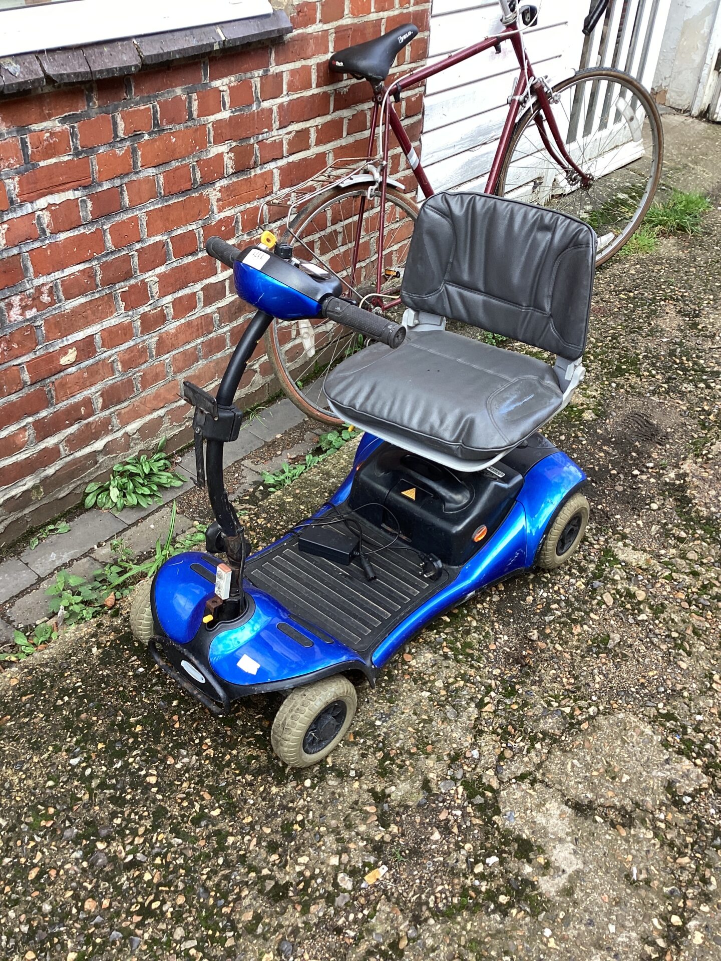 1171 Shoprider mobility scooter with charger