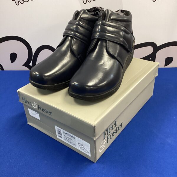 New Fleet & Foster ladies size 8 waterproof shoes in box.