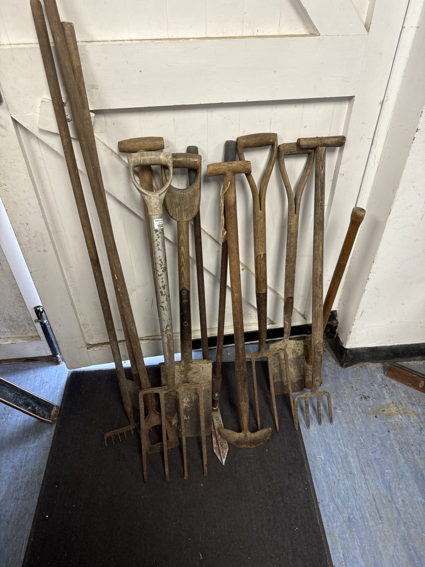 1048 Selection of vintage garden tools (12 items total)