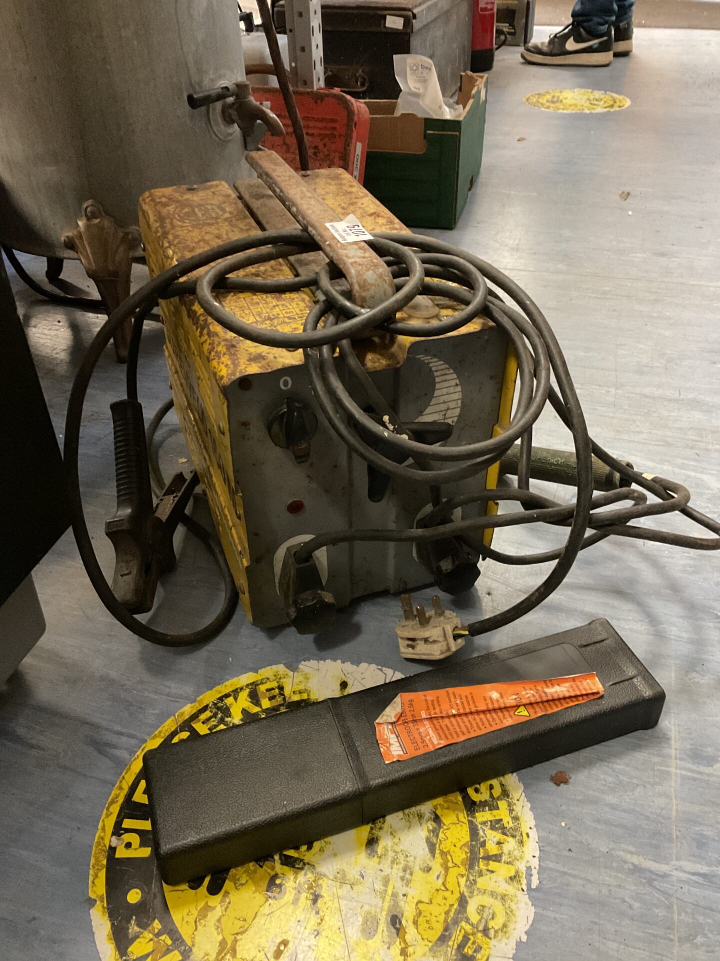 1079 Sureweld 160m welder with rods